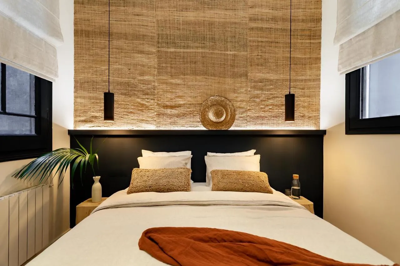 Milos - Two Bedroom Apartment In Mallorca St Barcelona